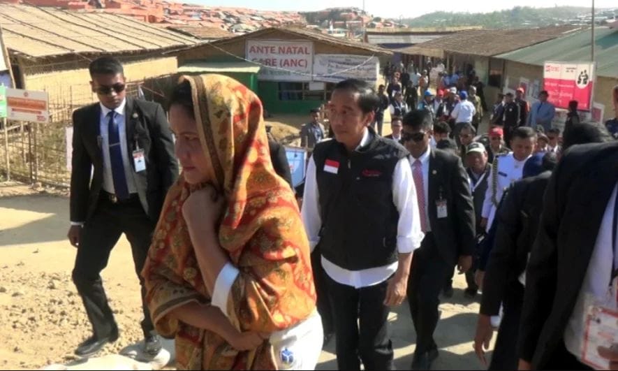 Indonesian First Lady Iriana Widodo, front, and her husband Indonesian President Joko Widodo, centre, visit a Rohingya refugee camp at Ukhiya, Cox's Bazar on Sunday, January 28, 2018 | Dhaka Tribune