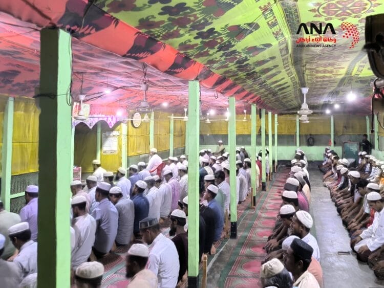 Rohingya refugees perform Tarawih prayers inside a mosque in the Bangladesh camps (Photo: ANA)