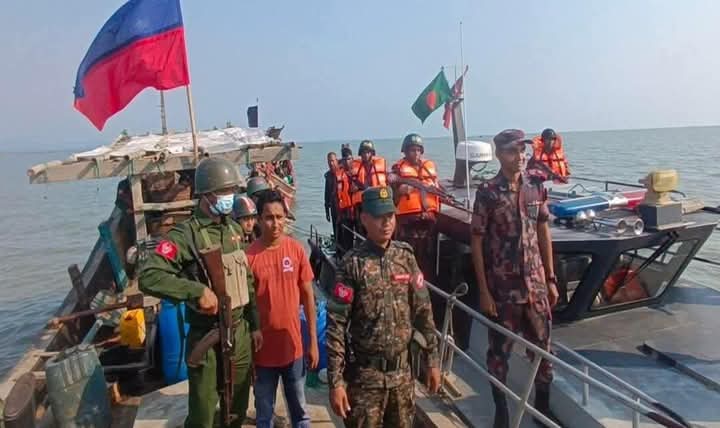 AA hands over fishing boats to BGB on May 16, 2025 (Image: AA info desk)