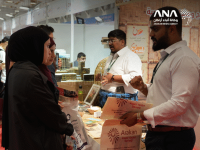Visitors at the pavilion of Arakan Humanitarian Organization at Istanbul Arabic book fair (Photo: ANA)