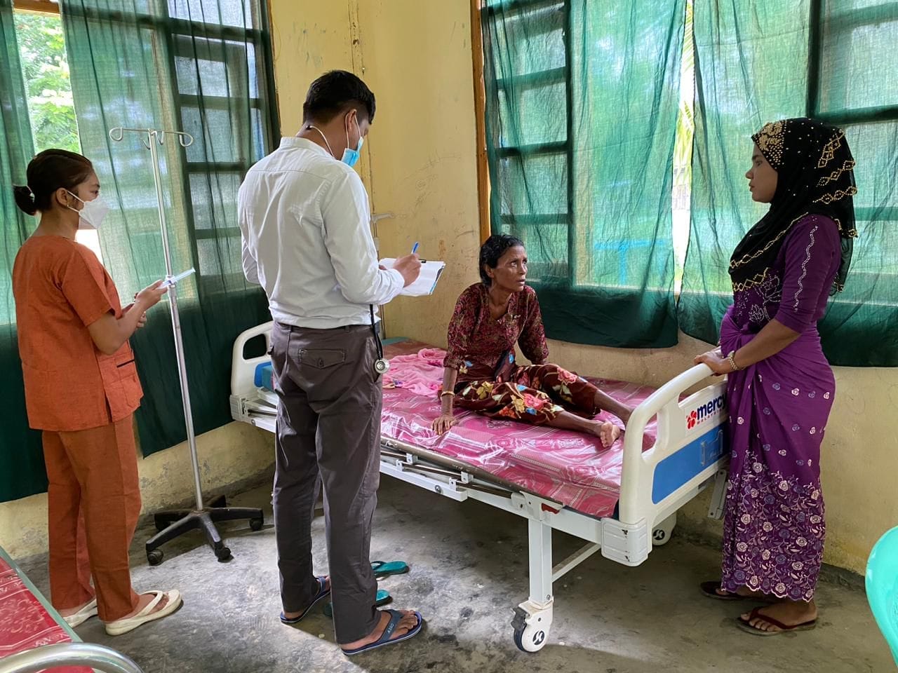 A Rohingya woman receives treatment at a health clinic in Arakan. western Myanmar (Image: Internet)